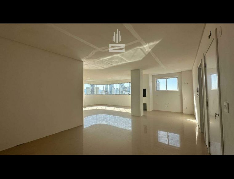 Apartamento no Bairro Centro em Balneário Camboriú com 3 Dormitórios (3 suítes) e 137 m² - 7625