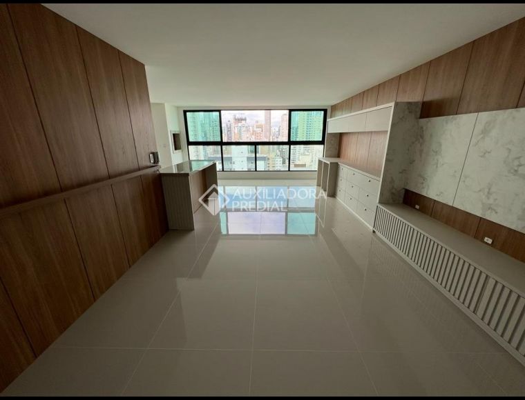 Apartamento no Bairro Centro em Balneário Camboriú com 3 Dormitórios (3 suítes) - 453765
