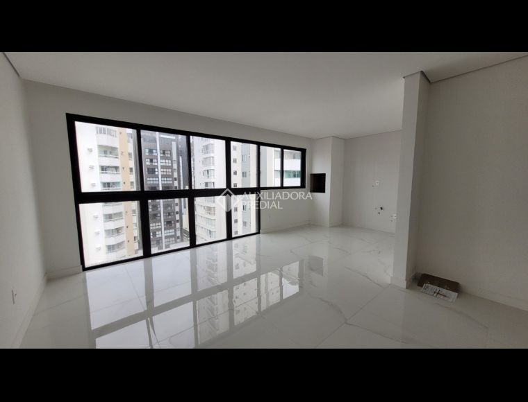Apartamento no Bairro Centro em Balneário Camboriú com 3 Dormitórios (3 suítes) - 471835