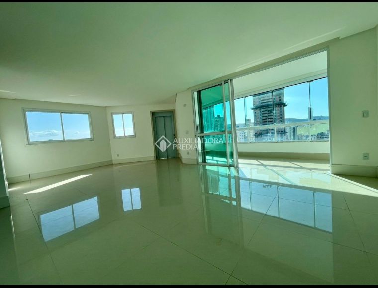 Apartamento no Bairro Centro em Balneário Camboriú com 3 Dormitórios (3 suítes) - 472457