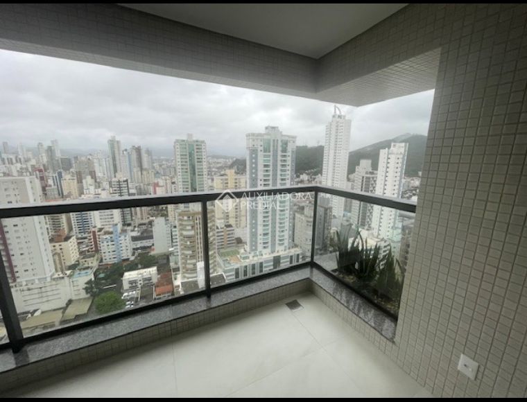 Apartamento no Bairro Centro em Balneário Camboriú com 4 Dormitórios (2 suítes) - 474553