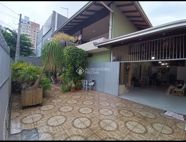 Casa no Bairro Centro em Balneário Camboriú com 4 Dormitórios (2 suítes) - 459739