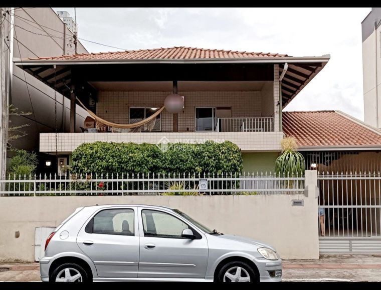 Casa no Bairro Centro em Balneário Camboriú com 4 Dormitórios (2 suítes) - 459739