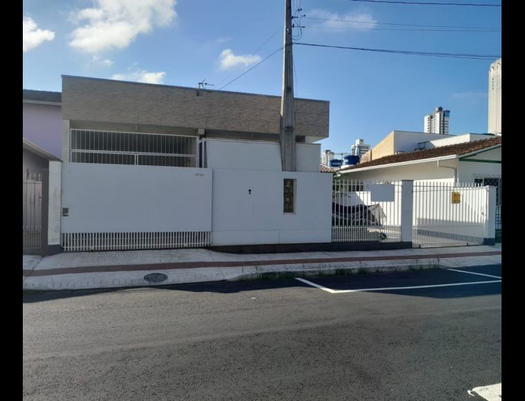 Casa no Bairro Centro em Balneário Camboriú com 4 Dormitórios (3 suítes) - 469056