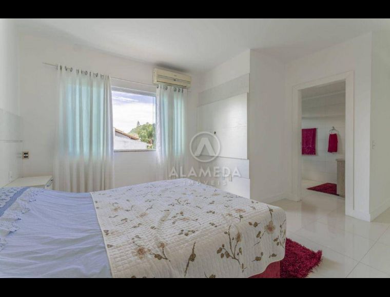 Casa no Bairro Praia dos Amores em Balneário Camboriú com 4 Dormitórios (2 suítes) e 490 m² - CA0406