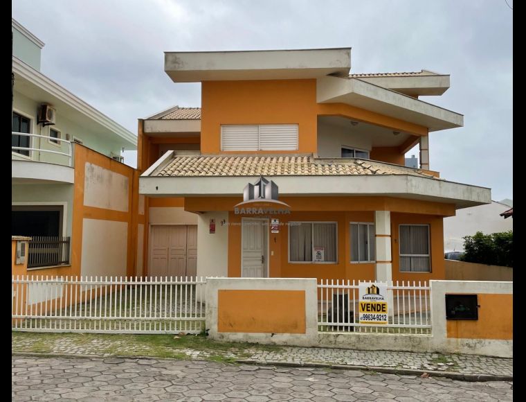Casa no Bairro Centro em Barra Velha com 5 Dormitórios (1 suíte) e 300.05 m² - CA00095