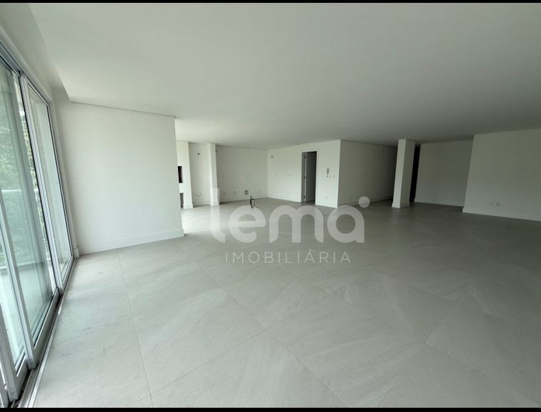 Apartamento no Bairro Bom Retiro em Blumenau com 3 Dormitórios (3 suítes) e 193.54 m²