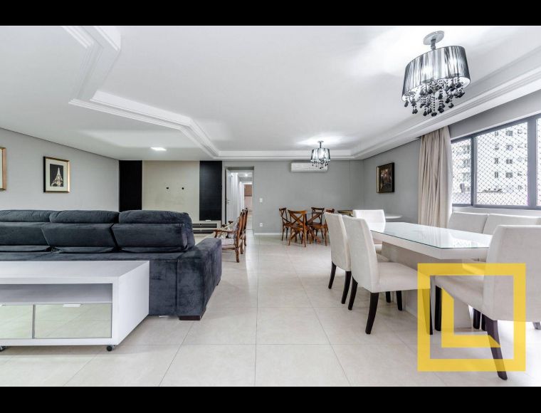 Apartamento no Bairro Ponta Aguda em Blumenau com 3 Dormitórios (3 suítes) e 234 m² - AP0672