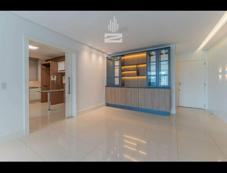 Apartamento no Bairro Vila Nova em Blumenau com 3 Dormitórios (3 suítes) e 176 m² - 8193