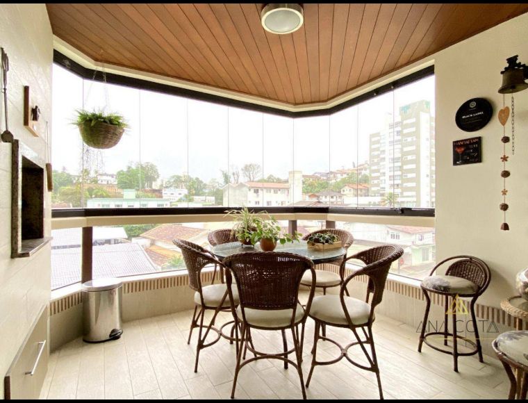 Apartamento no Bairro Vila Nova em Blumenau com 4 Dormitórios (1 suíte) e 148 m² - AP0352