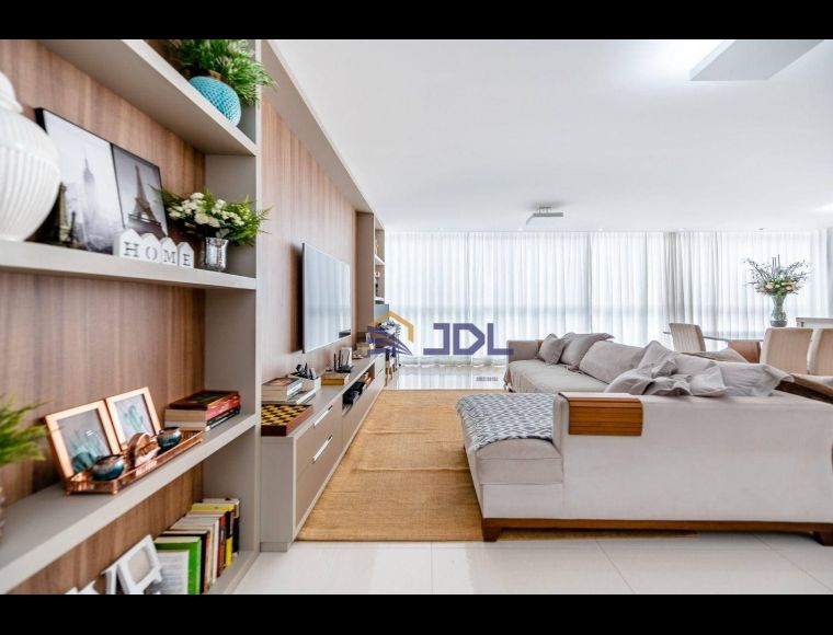 Apartamento no Bairro Vorstadt em Blumenau com 3 Dormitórios (3 suítes) e 189 m² - AP1573