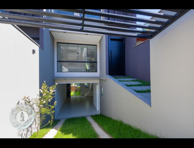 Casa no Bairro Água Verde em Blumenau com 3 Dormitórios (1 suíte) - 1656