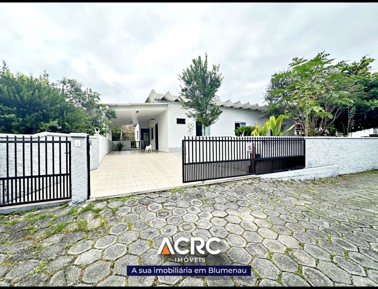 Casa no Bairro Água Verde em Blumenau com 4 Dormitórios (1 suíte) e 172 m² - CA03323V