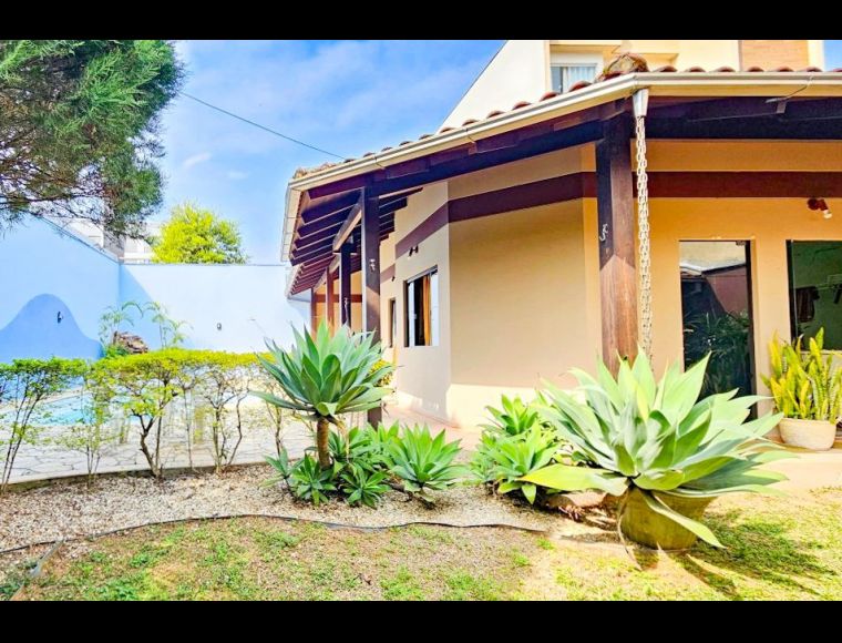Casa no Bairro Escola Agrícola em Blumenau com 4 Dormitórios (1 suíte) e 148 m² - RD1476
