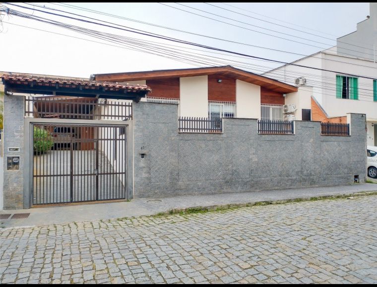 Casa no Bairro Garcia em Blumenau com 5 Dormitórios (1 suíte) - 3301118
