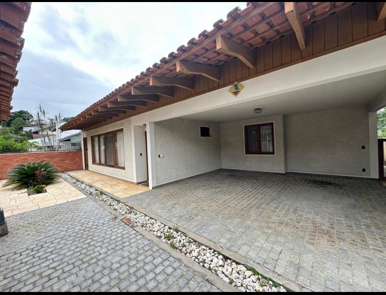 Casa no Bairro Garcia em Blumenau com 4 Dormitórios (1 suíte) - 3301122-L