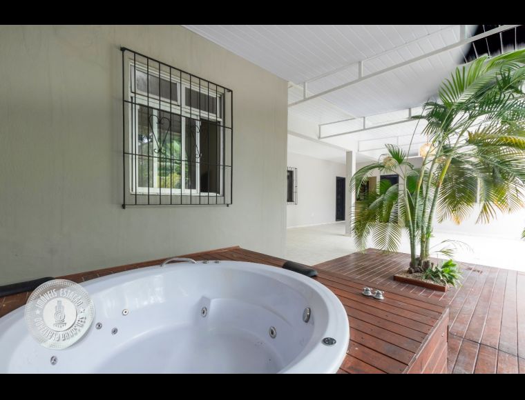 Casa no Bairro Garcia em Blumenau com 3 Dormitórios (1 suíte) - 2210