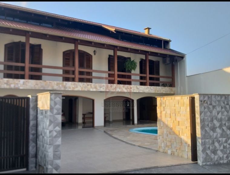 Casa no Bairro Garcia em Blumenau com 4 Dormitórios (2 suítes) - 89447
