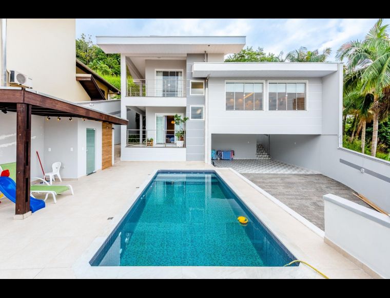 Casa no Bairro Itoupava Seca em Blumenau com 4 Dormitórios (3 suítes) e 290 m² - 466