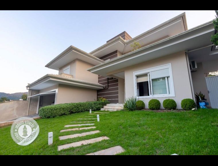 Casa no Bairro Velha em Blumenau com 3 Dormitórios (1 suíte) - 2032