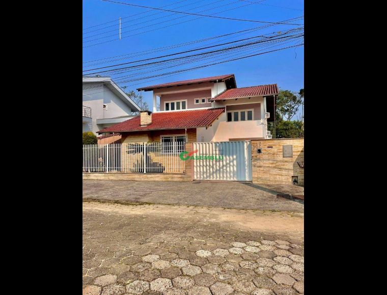 Casa no Bairro Velha em Blumenau com 4 Dormitórios (1 suíte) e 279 m²