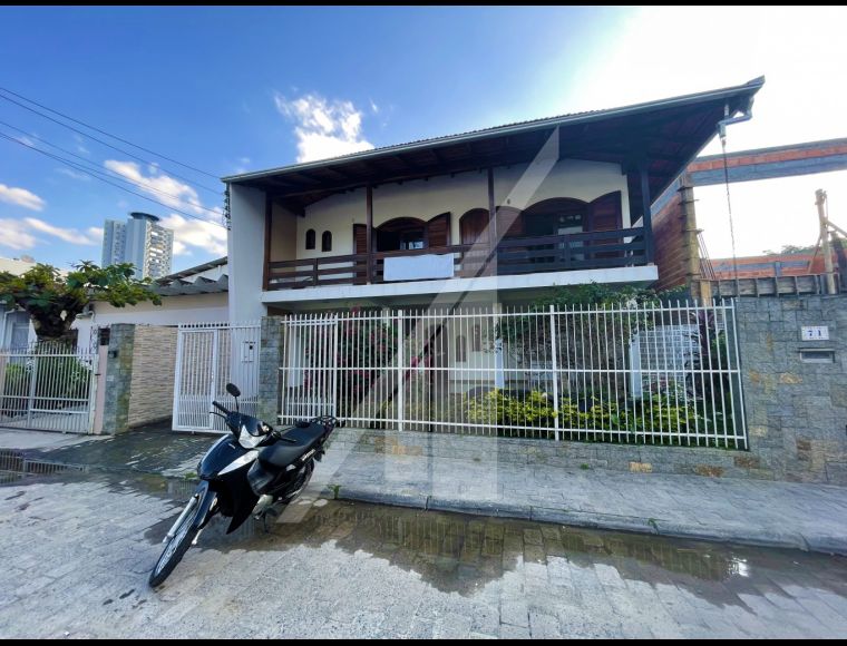 Casa no Bairro Vila Nova em Blumenau com 4 Dormitórios (1 suíte) e 240 m² - 6843