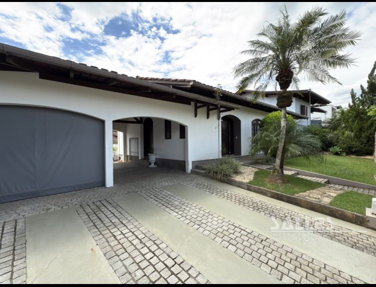Casa no Bairro Vorstadt em Blumenau com 3 Dormitórios (1 suíte) e 309 m²