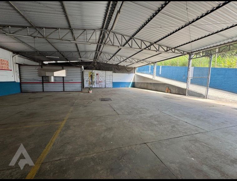 Galpão no Bairro Velha em Blumenau com 750 m²