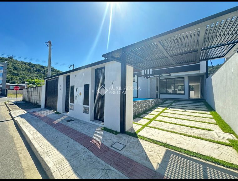 Casa no Bairro São Francisco de Assis em Camboriú com 3 Dormitórios (3 suítes) - 468606