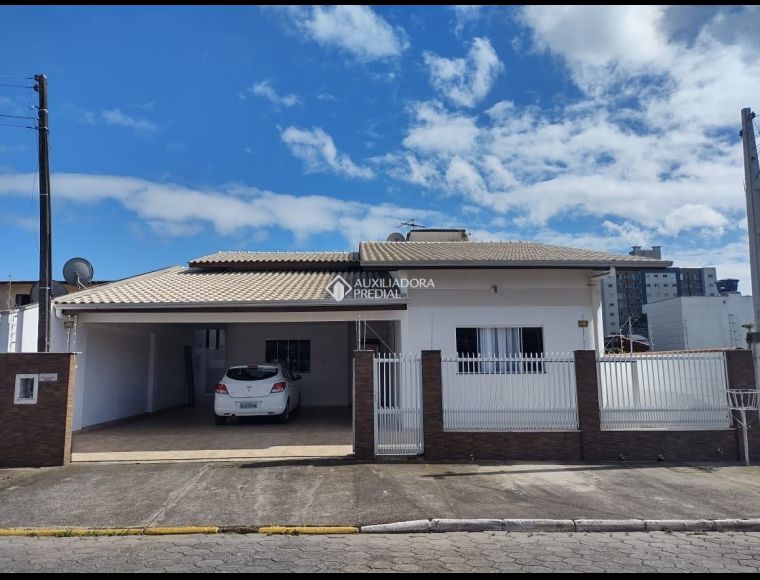 Casa no Bairro Taboleiro em Camboriú com 4 Dormitórios (1 suíte) - 383972