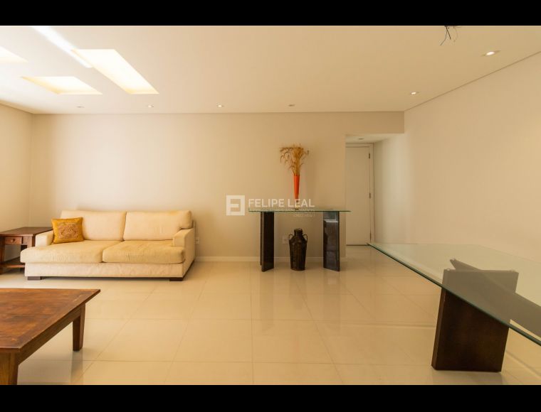 Apartamento no Bairro Agronômica em Florianópolis com 4 Dormitórios (1 suíte) e 165 m² - 20181