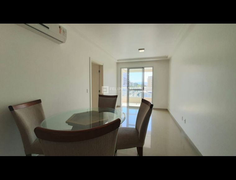 Apartamento no Bairro Balneário em Florianópolis com 2 Dormitórios (1 suíte) e 70 m² - 20551