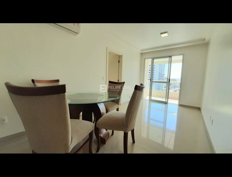 Apartamento no Bairro Balneário em Florianópolis com 2 Dormitórios (1 suíte) e 70 m² - 20551