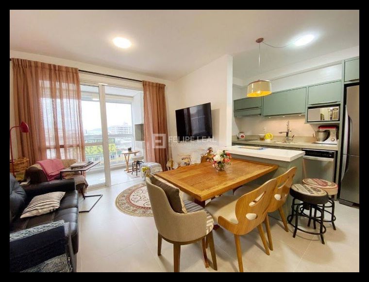 Apartamento no Bairro Canto em Florianópolis com 2 Dormitórios (2 suítes) e 80 m² - 20321