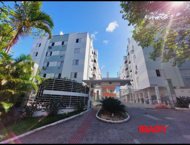 Apartamento no Bairro Carvoeira em Florianópolis com 3 Dormitórios (1 suíte) e 110 m² - 121682