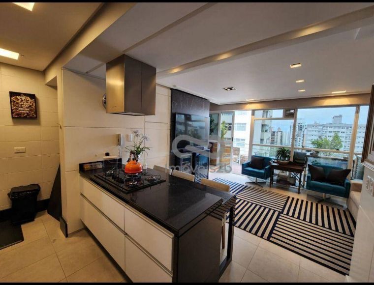 Apartamento no Bairro Centro em Florianópolis com 2 Dormitórios (1 suíte) e 84 m² - AP1139