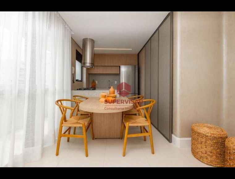 Apartamento no Bairro Centro em Florianópolis com 2 Dormitórios (2 suítes) e 68 m² - AP2521