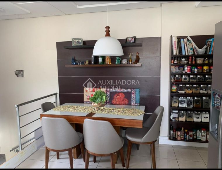 Apartamento no Bairro Centro em Florianópolis com 2 Dormitórios (2 suítes) - 357120