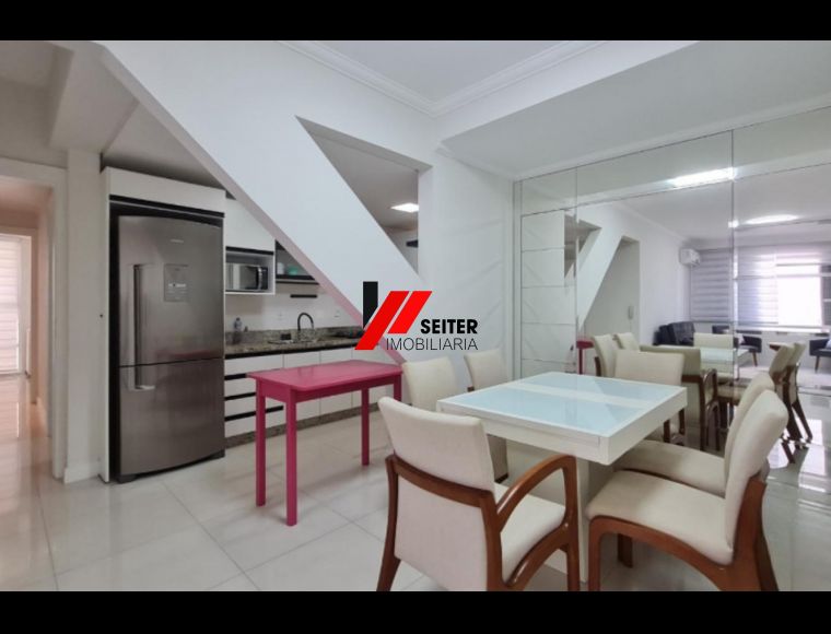 Apartamento no Bairro Centro em Florianópolis com 3 Dormitórios (1 suíte) e 117 m² - AP02753L