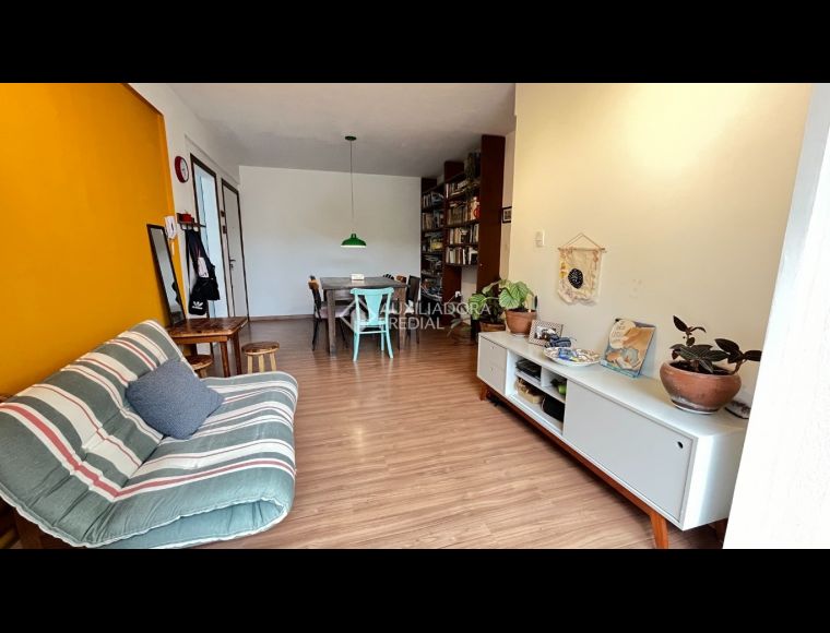 Apartamento no Bairro Córrego Grande em Florianópolis com 3 Dormitórios (1 suíte) - 471927