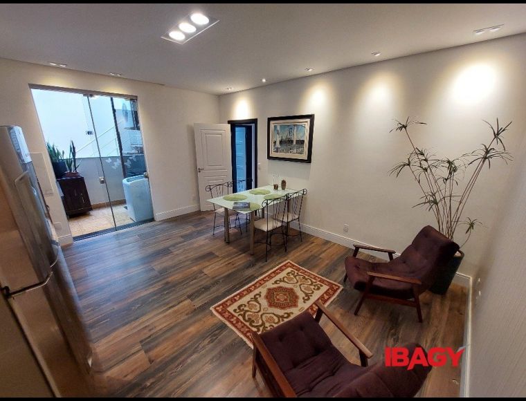 Apartamento no Bairro Estreito em Florianópolis com 2 Dormitórios e 60 m² - 122652