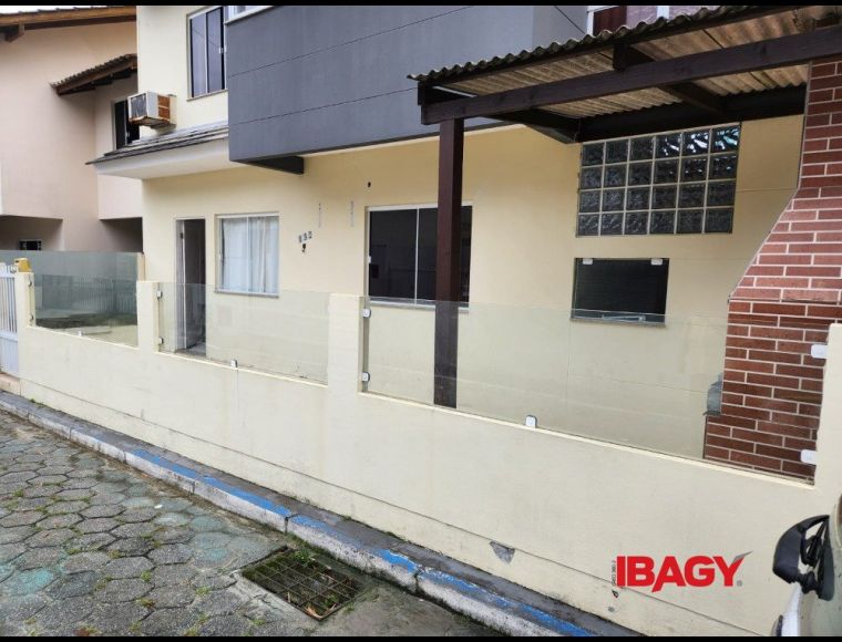 Apartamento no Bairro Ingleses em Florianópolis com 2 Dormitórios (1 suíte) e 65 m² - 122758