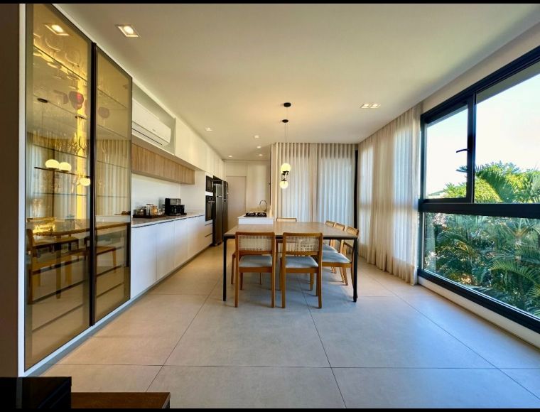 Apartamento no Bairro Jurerê em Florianópolis com 3 Dormitórios (3 suítes) e 129 m² - AP0922