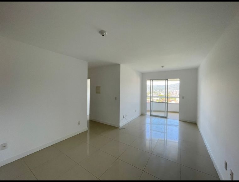 Apartamento no Bairro Pantanal em Florianópolis com 3 Dormitórios (1 suíte) - A3218