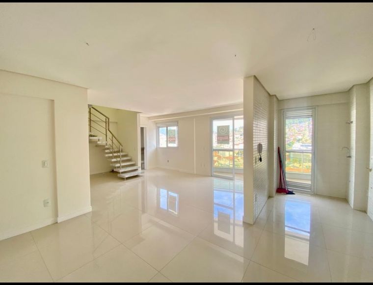 Apartamento no Bairro Trindade em Florianópolis com 3 Dormitórios (3 suítes) - A3259