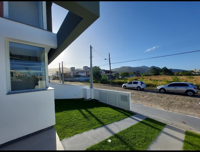 Casa no Bairro Açores em Florianópolis com 3 Dormitórios (1 suíte) - 427982