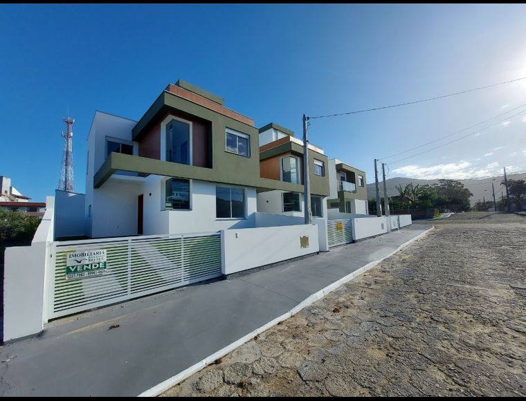 Casa no Bairro Açores em Florianópolis com 3 Dormitórios (1 suíte) e 112 m² - 427981