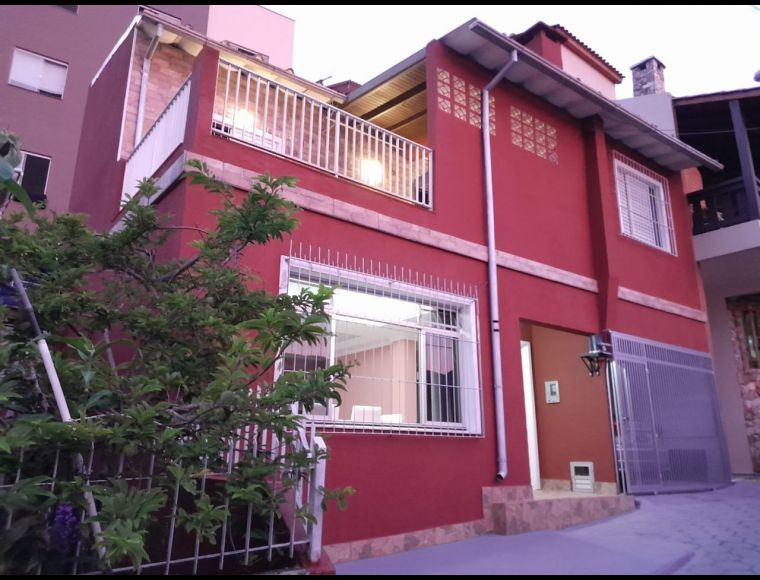 Casa no Bairro Agronômica em Florianópolis com 3 Dormitórios (1 suíte) - C203