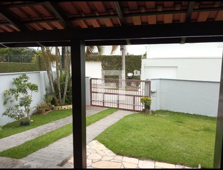 Casa no Bairro Cacupé em Florianópolis com 3 Dormitórios (1 suíte) e 380 m² - 4361