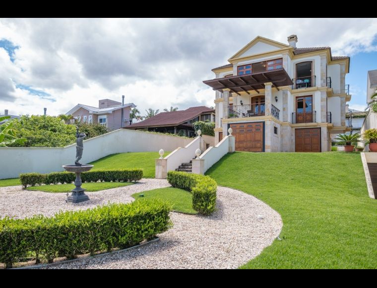 Casa no Bairro Cacupé em Florianópolis com 3 Dormitórios (3 suítes) - RMX929